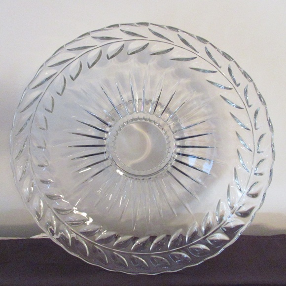Glass star pattern pedestal Bowl - Picture 1 of 7